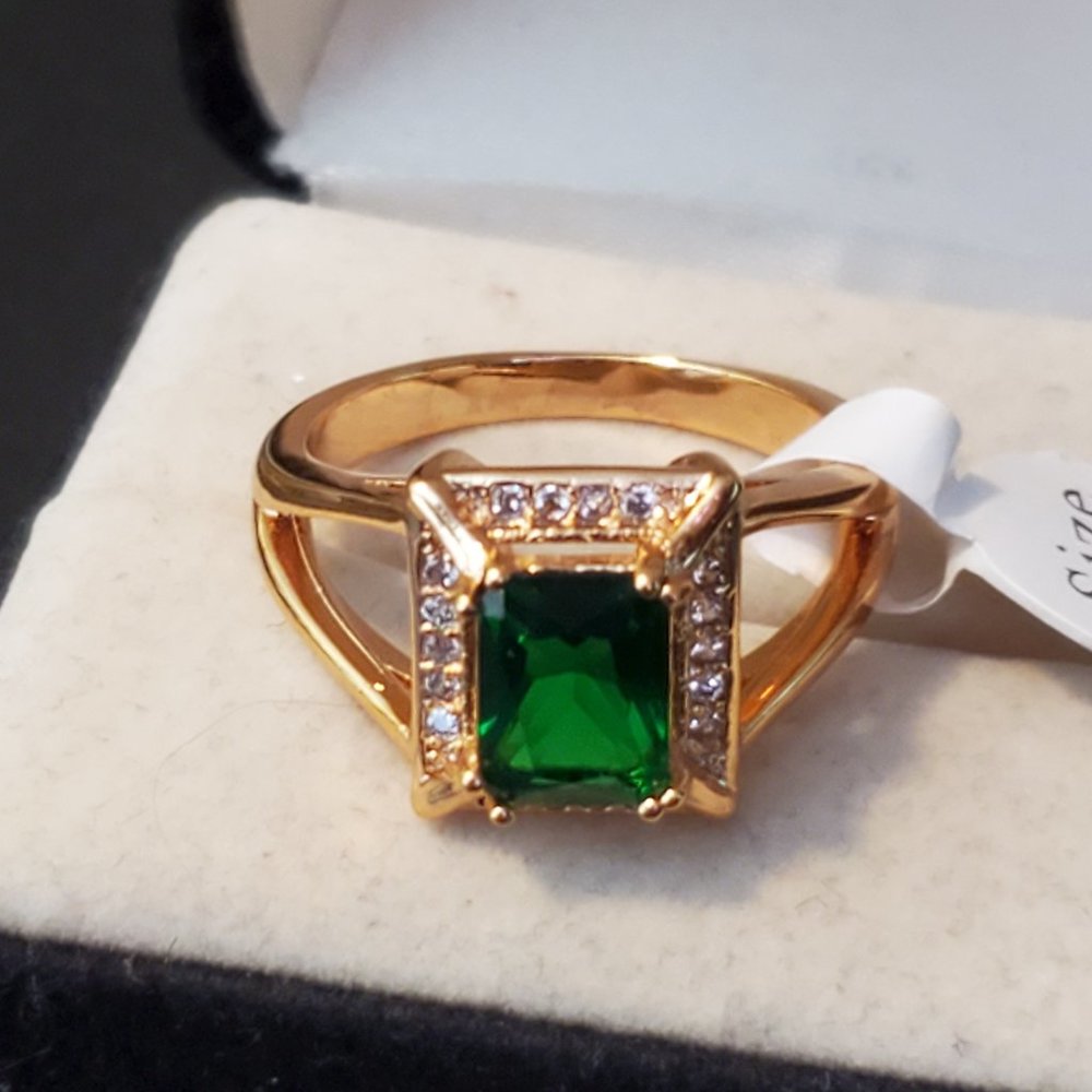 Gold Tone Emerald Size 8 Ring Crystal Fashion Cute